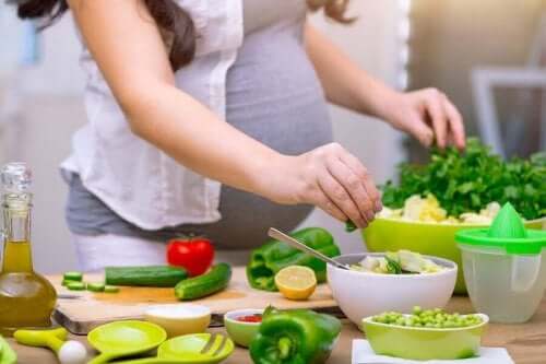 임신 중 섭취해야 할 음식과 피해야 할 음식