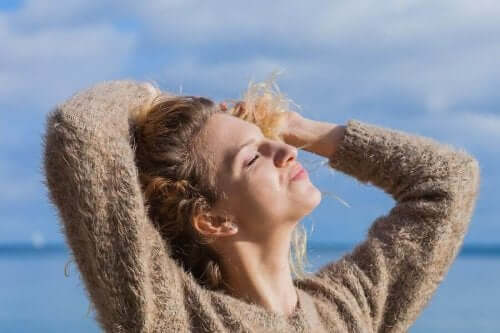 태양으로부터 머리카락을 보호하는 천연 요법 5가지