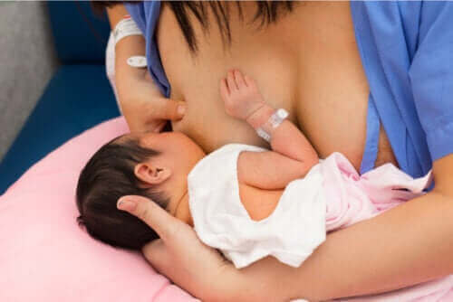 캥거루 케어: 출산 후 아기와 필수적인 피부 접촉