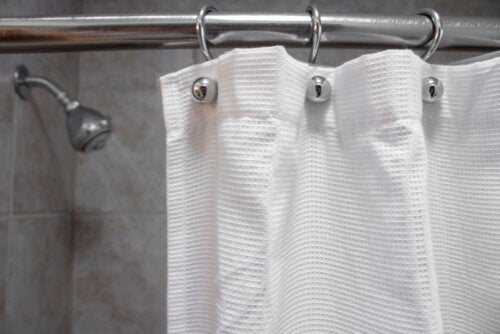 샤워 커튼을 깨끗하게 하는 5가지 팁