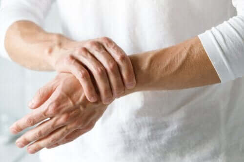 손목 터널 증후군과 관절염의 차이점