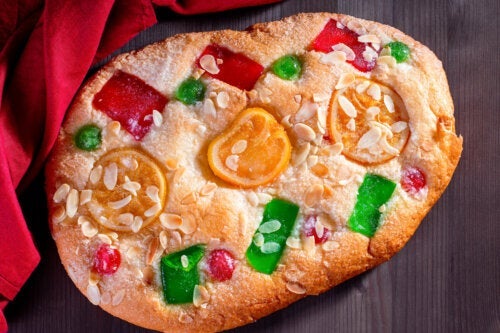 설탕에 절인 과일이 들어간 크리스마스 스펀지케이크 레시피