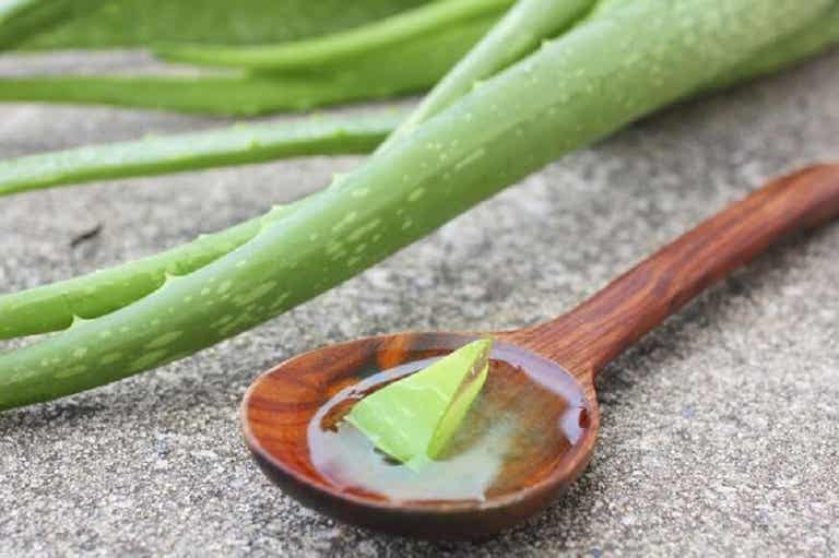 처진 눈꺼풀을 올리기 위한 자연 요법 5가지