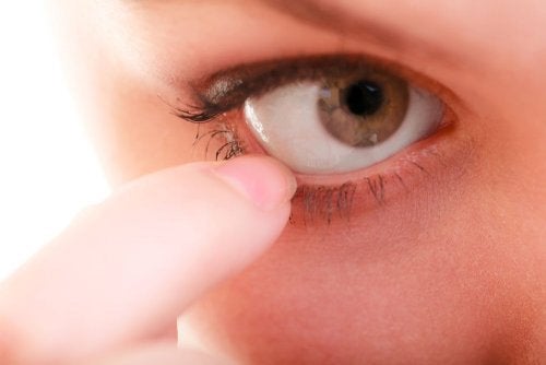 가려운 눈을 완화하는 자연 요법 10가지