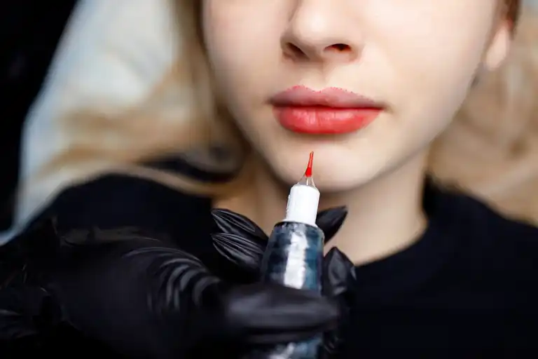 입술 반영구 화장: 윤곽이 뚜렷하고 도톰한 입술을 위한 최신 유행 기술