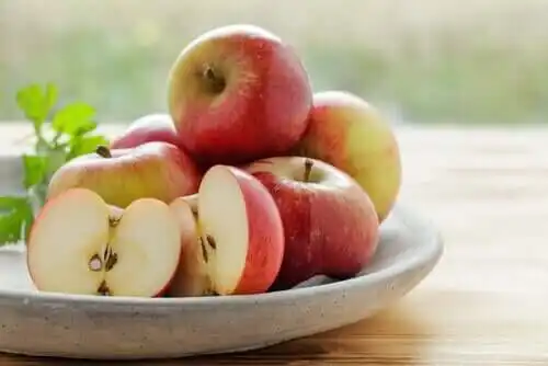 사과로 속 쓰림을 가라앉히는 가정 요법 3가지