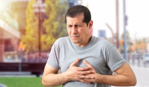 남성이 경험하는 가슴 통증의 원인 8가지