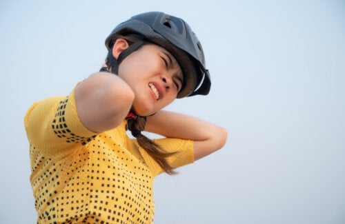 자전거를 탈 때 목 통증을 예방하는 방법