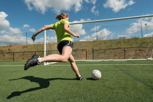 생리 주기가 여자 축구 선수에게 어떤 영향을 미칠까?