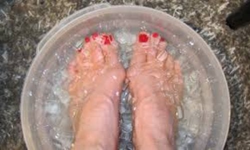 발 건강을 향상하는 얼음물 족욕