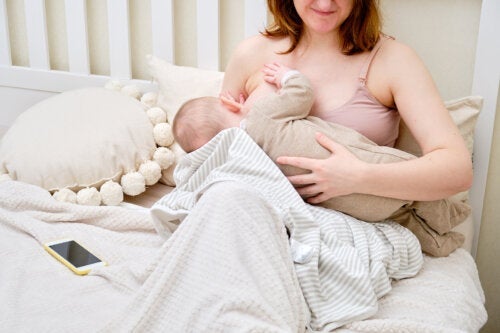 모유 수유 중 유두 균열을 예방하는 방법